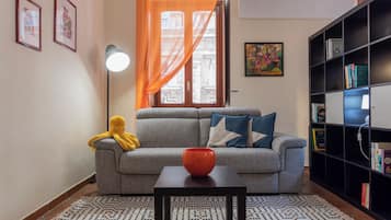 32-tommers fladskærms-tv med kabelkanaler, pejs