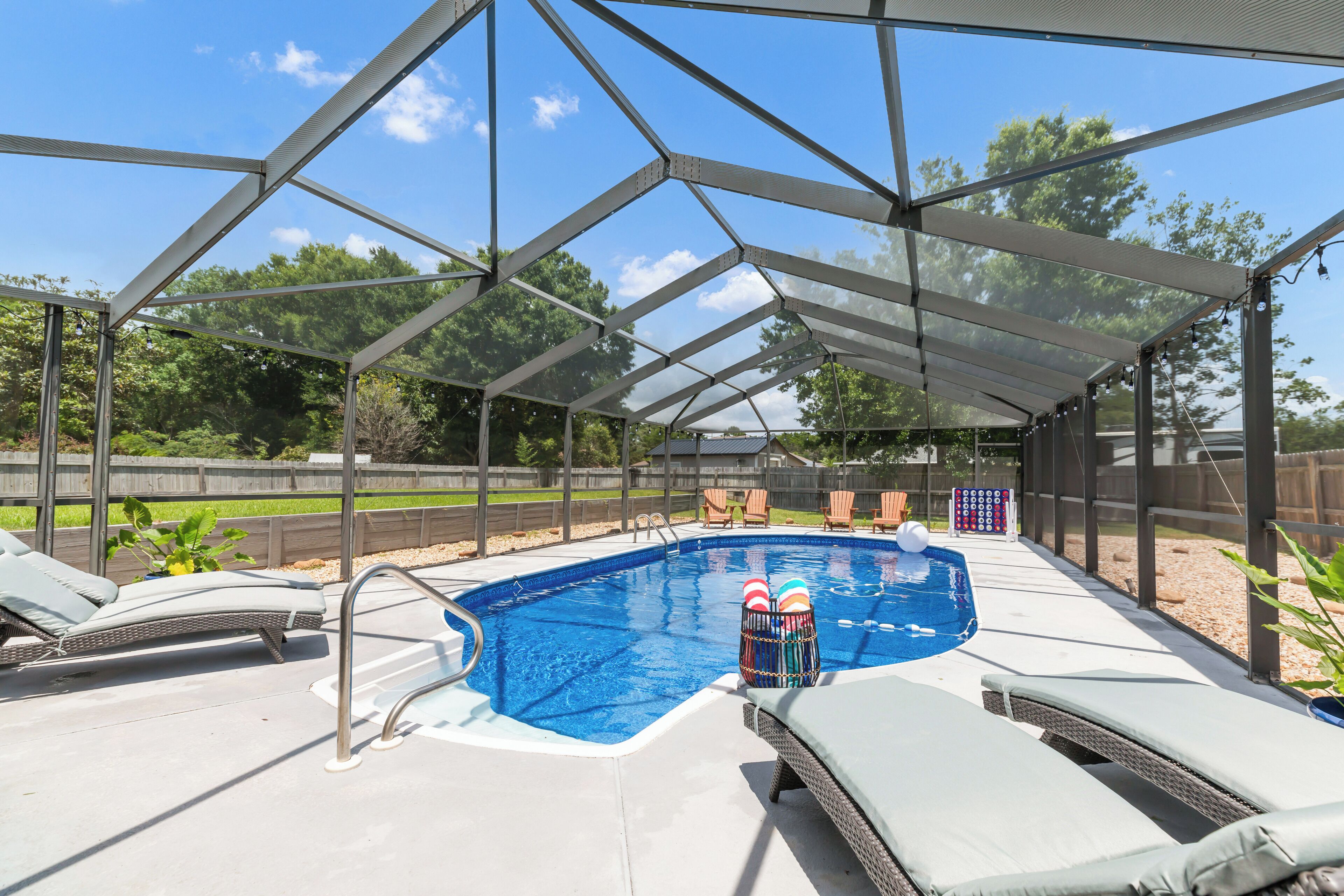Sleeps 16, Pool, Game Room, 10 mins to Beach