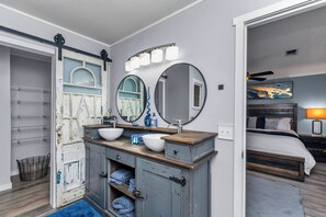 4 bedrooms, iron/ironing board, WiFi, bed sheets - Sleeps 18, Heated Pool, Game Room, 10 mins to Beach (Navarre)