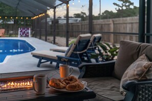 A heated pool - Sleeps 18, Heated Pool, Game Room, 10 mins to Beach (Navarre)