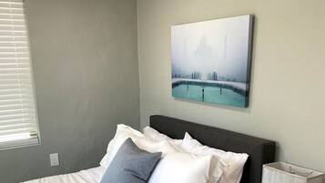 2 habitaciones, tabla de planchar con plancha y cuna de viaje