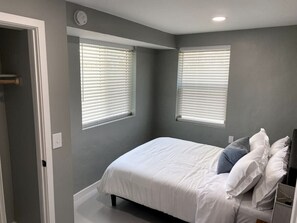2 habitaciones, tabla de planchar con plancha y cuna de viaje