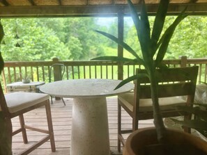 Outdoor dining - Vacation home just 15 minutes drive to T-Mobile Center (Kansas City)