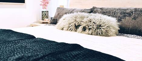 2 bedrooms, travel cot, WiFi, bed sheets