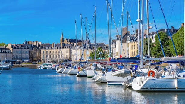 A marina with multiple sailboats docked, surrounded by historic buildings. - Charming studio with terrace in the heart of Vannes, 5 minutes from the port (Vannes)