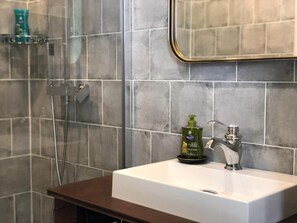 Dusche, Handtücher, Seife, Shampoo