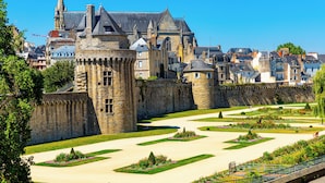 A historic castle with a moat, surrounded by well-maintained gardens and a clear blue sky. - Charming studio with terrace in the heart of Vannes, 5 minutes from the port (Vannes)