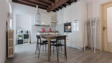 Apartment, Balkon, Blick auf den Innenhof | Esszimmer