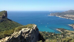 A coastal landscape with a cliff, clear blue sea, and boats. - House in Provence  (Pertuis)