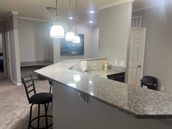 Fridge, microwave, oven, stovetop - Cozy 2-bedroom apartment in marvelous Gallatin with WiFi, AC (Gallatin)