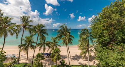 Smugglers Cove 6: Beachfront condo on Paynes Bay Beach