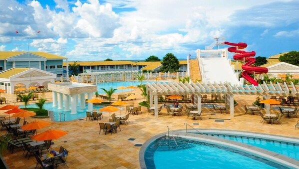 8 piscines a l'aire lliure