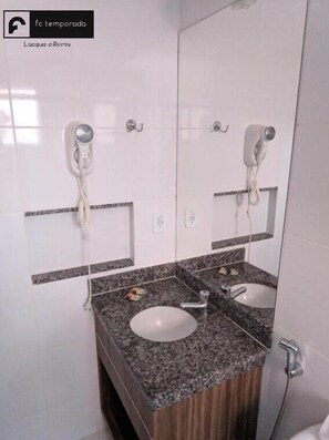 シャワー、ヘアドライヤー、トイレットペーパー