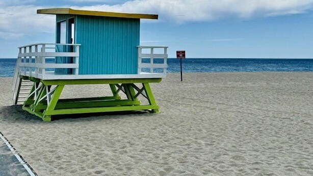 A lifeguard tower on a sandy beach with a clear blue sky. - Pleasant apartment on the ground floor 4DAUP4 (LE BARCARES)