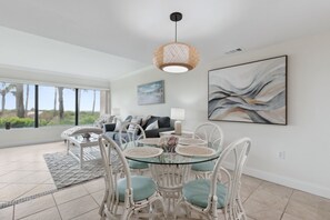 TV - Oceanfront Condo - 2 pools - Private Patio  - Short walk to The Ritz Carlton (Fernandina Beach)