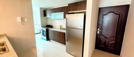 Frigorífico, microondas, horno y placa de cocina