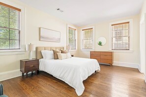 5 bedrooms, desk, iron/ironing board, free WiFi - The Montgomery Manor (Montgomery)