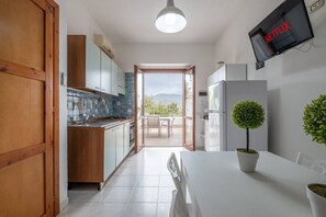 Jääkaappi, uuni, liesi, kahvin-/teenkeitin