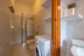 Suihku, hiustenkuivaaja, pyyhkeet, saippua