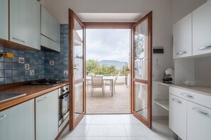 Fridge, oven, stovetop, coffee/tea maker - Design Villetta by Propertize (Villasimius)