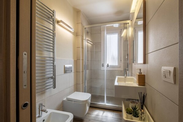 Douche, sèche-cheveux, serviettes fournies, shampoing