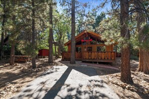 Exterior - Hythe Cabin - Adorable Cabin, Fireplace, Deck, Barbecue (Sugarloaf)