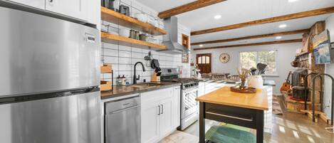 Køleskab, mikrobølgeovn, ovn, kogeplade