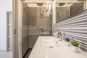 Bruser, hårtørrer, håndklæder, Shampoo