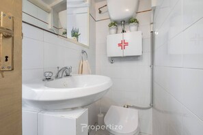 Shower, hair dryer, towels, shampoo - Cozy Sardinian Apartment by Propertize (Cagliari)