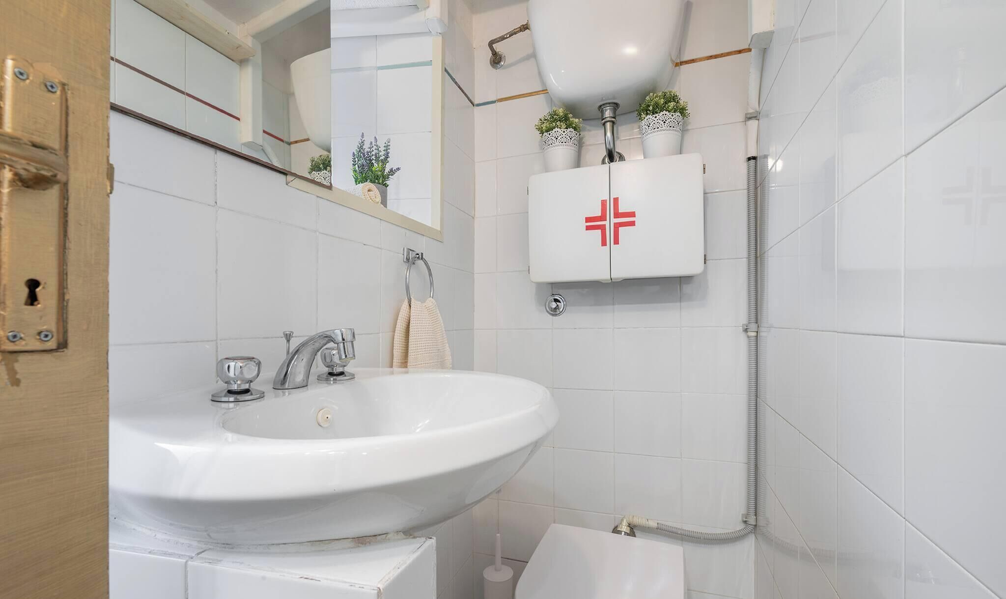 Doccia, asciugacapelli, asciugamani, shampoo