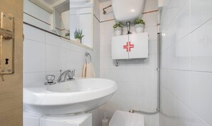 シャワー、ヘアドライヤー、タオル、シャンプー