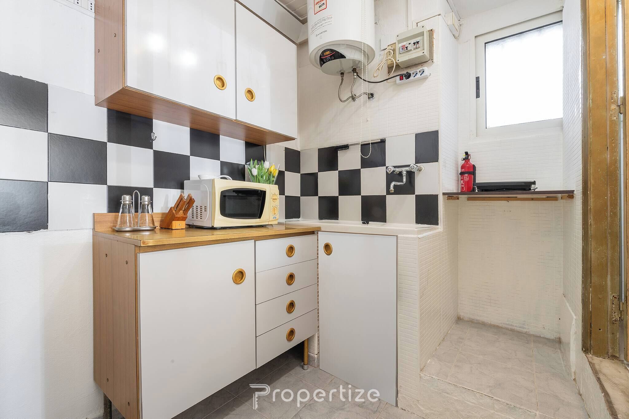 Kühlschrank, Mikrowelle, Herdplatte, Wasserkocher mit Kaffee-/Teezubehör