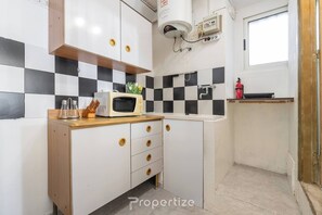 Kühlschrank, Mikrowelle, Herdplatte, Wasserkocher mit Kaffee-/Teezubehör