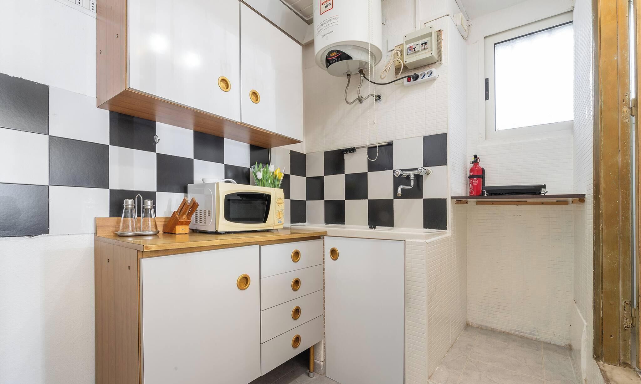 Réfrigérateur, micro-ondes, plaque de cuisson, cafetière/bouilloire