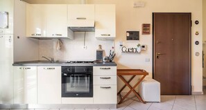 Een koelkast, een microgolfoven, een oven, een kookplaat