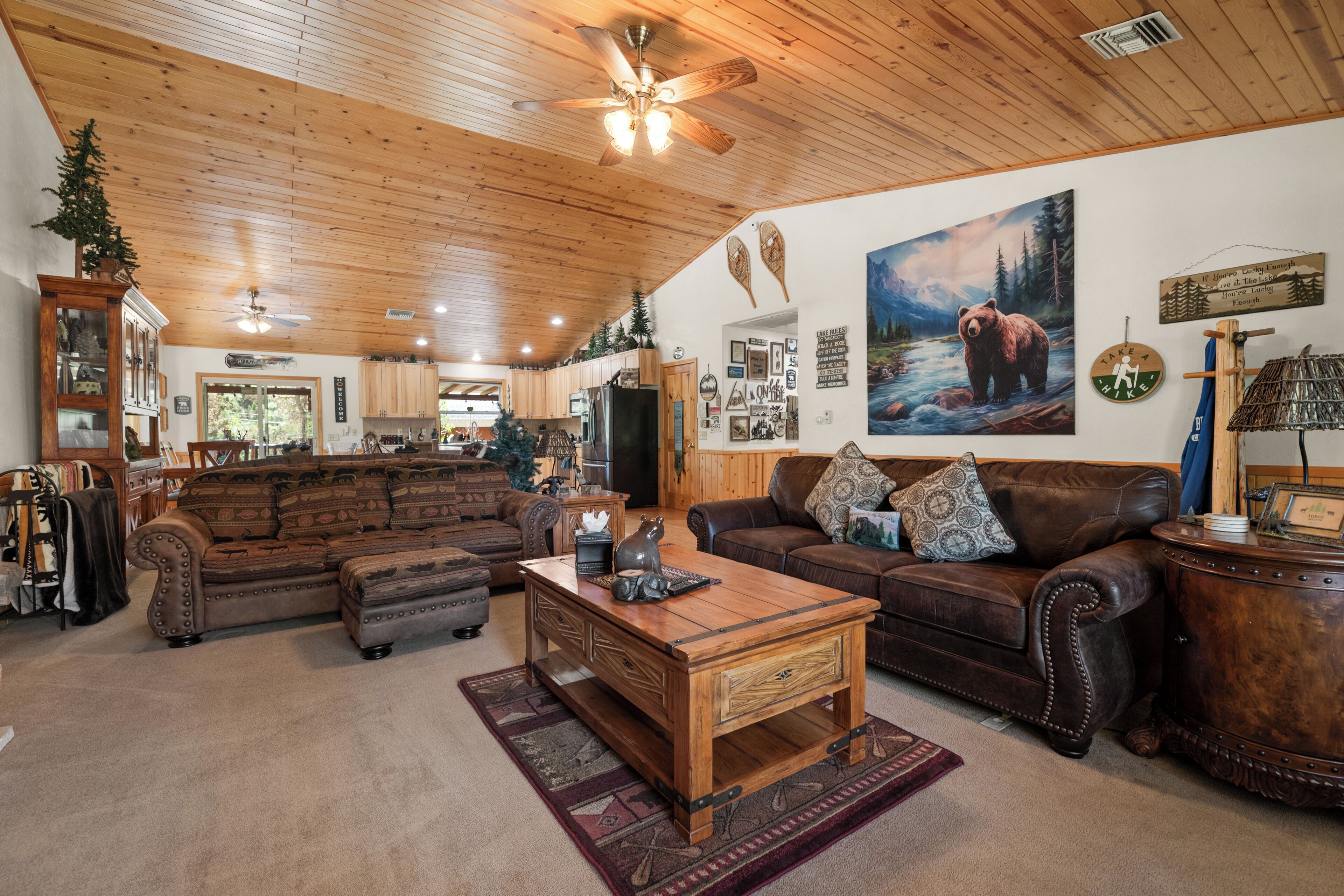 智能电视、壁炉、DVD 播放器、桌上足球