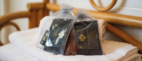 Dusj, hårføner, håndklær og sjampo