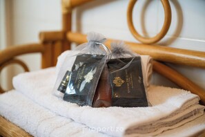 Suihku, hiustenkuivaaja, pyyhkeet, sampoo