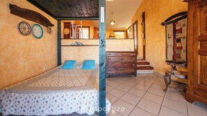 Un dormitorio con cama, cómoda y armario de madera.
