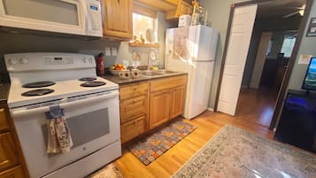 Coffee/tea maker, fridge, microwave, oven