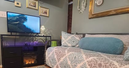 Vintage Cozy Cottage 25 min to Sedona dedicated WiFi W/D A/C.