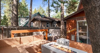 Green Leaf Lodge - Hot Tub, Fireplace, Pet Friendly, Fenced Yard