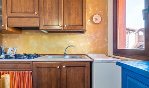Refrigerador, parrilla de estufa y cafetera y tetera 