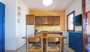 Een koelkast, een kookplaat, een koffiezetapparaat/waterkoker