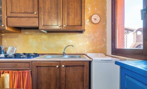 Een koelkast, een kookplaat, een koffiezetapparaat/waterkoker