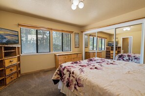 6 bedrooms, desk, free WiFi, bed sheets