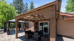 Terrace/patio - Moonridge Retreat - 6BR, Walk to Bear Mountain, Foosball Table, BBQ (Big Bear Lake)