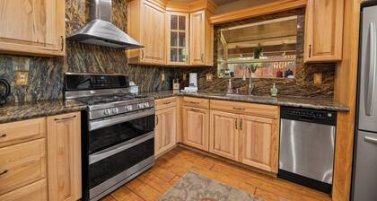 Moonridge Retreat - 6BR, Walk to Bear Mountain, Foosball Table, BBQ