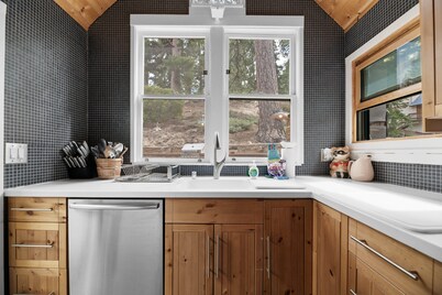 Mountain Cottage - Walk to Lake, Hot Tub, Deck, Fenced Patio, Pet friendly
