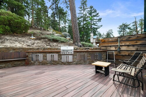 Mountain Cottage - Walk to Lake, Hot Tub, Deck, Fenced Patio, Pet friendly
